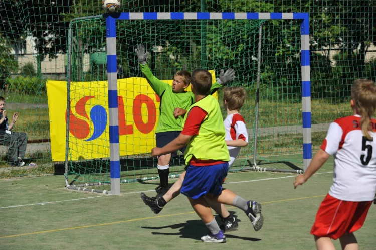 Turniej Lotos Cup jest rozgrywany na dwóch przyszkolnych boiskach ufundowanych przez Grupę Lotos SA w ramach miejskiego projektu Junior Gdańsk 2012.
