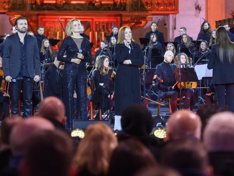 W programie koncertu znalazły się piosenki z repertuaru polskich artystów w aranżacji na orkiestrę kameralną, chór i wokalistów. 