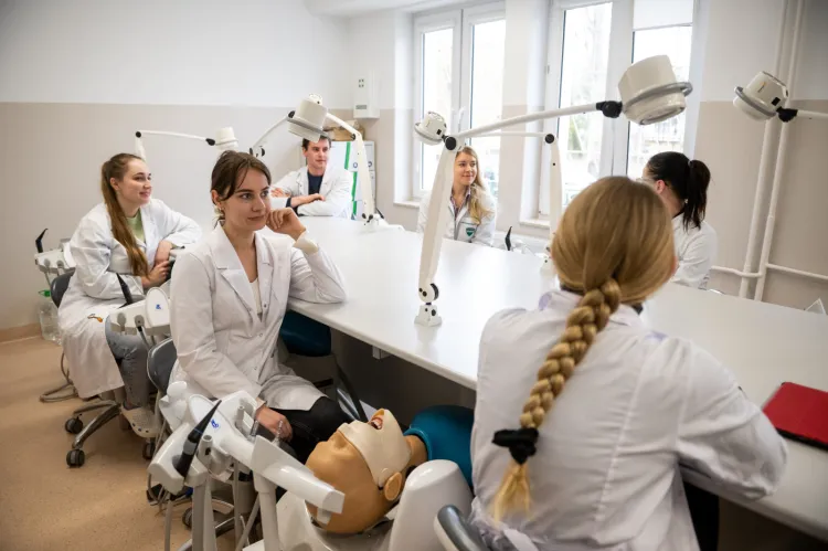 Na Gdańskim Uniwersytecie Medycznym obserwujemy większą liczbę studentek w porównaniu do liczby studentów. 
