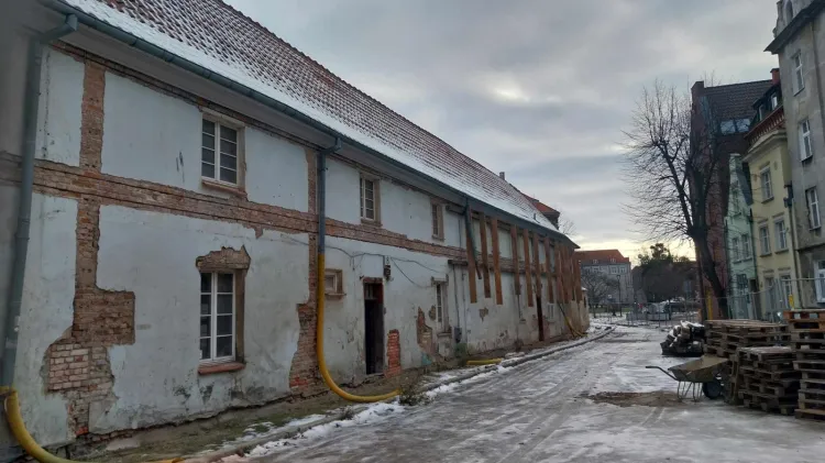 Remont zabytkowego zespołu sierocińca trwa od połowy 2022 r. Od strony ul. Sierocej zniknęły drewniane rusztowania podtrzymujące ścianę budynku.