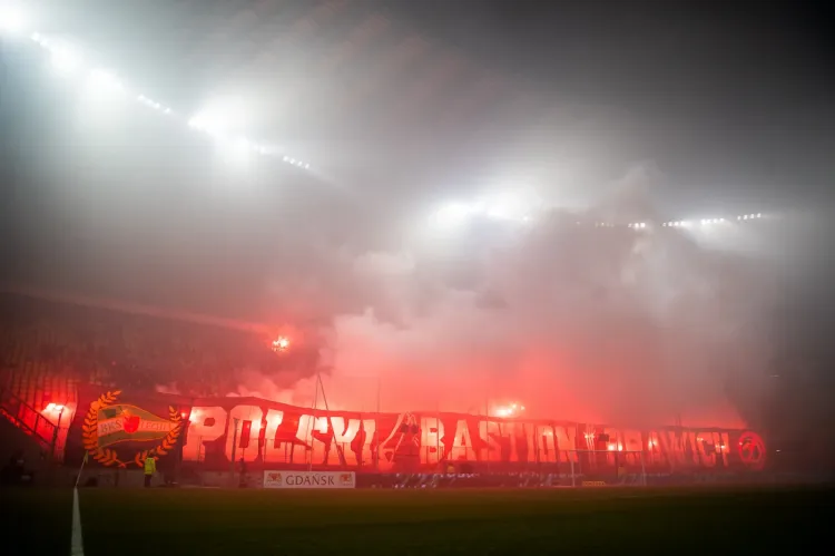 Trybuny podczas meczu Lechia Gdańsk - Chrobry Głogów 9 grudnia 2023 roku. Gra została przerwana na ponad 20 minut.