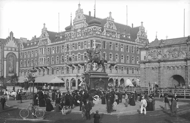 Danziger Hof w pełnej krasie na początku XX w. z pomnikiem cesarza Wilhelma II. Zdjęcia pochodzą z broszury reklamowej Danziger Hofu, wyszukanej przez pana Wojciecha Gruszczyńskiego. 