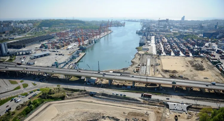 Droga Czerwona ma zapewnić dojazd do Portu Gdynia z pominięciem estakady Kwiatkowskiego. Nowe połączenie powiąże ją z Terminalem Promowym.