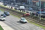 W kwietniu 2023 r. samochód wbił się w barierki rozdzielające torowiska. Pasażerowie musieli wysiąść z tramwaju, bo te długo nie kursowały.
