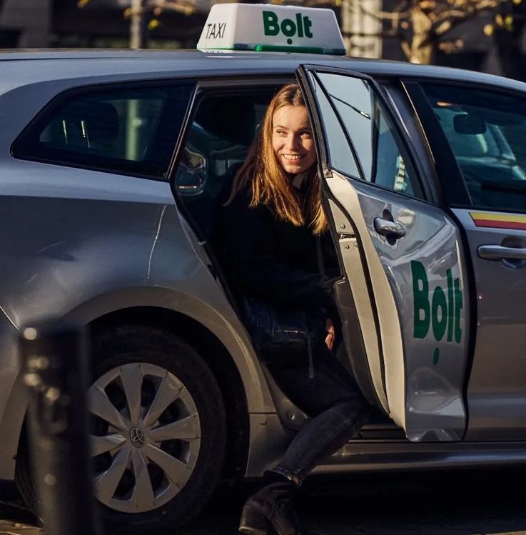 Wiele aplikacji czy korporacji taksówkarskich umożliwia zamawianie paniom taksówek prowadzonych przez kobiety. Analogiczna usługa adresowana do mężczyzn nie istnieje. 