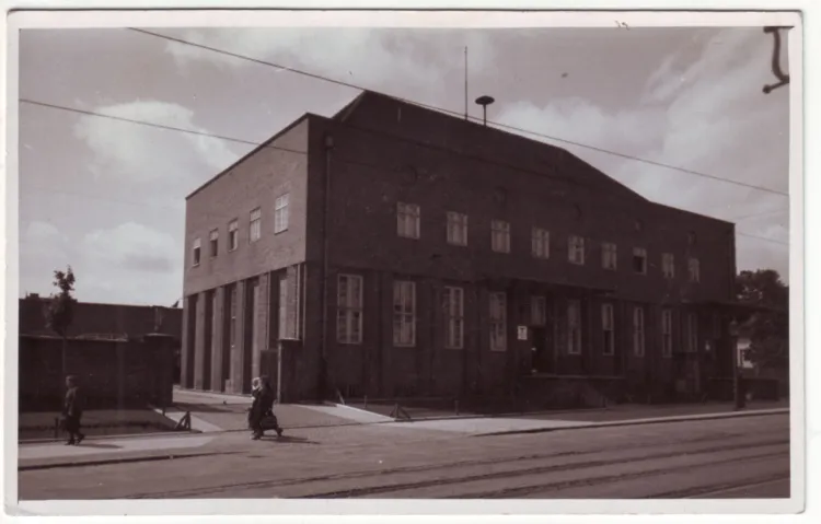 Pocztówka przedstawiająca urząd pocztowy Gdańsk 2 na Bärenweg (dziś ul. Adama Mickiewicza) w latach II wojny światowej. Ze zbiorów Wojciecha Gruszczyńskiego. 