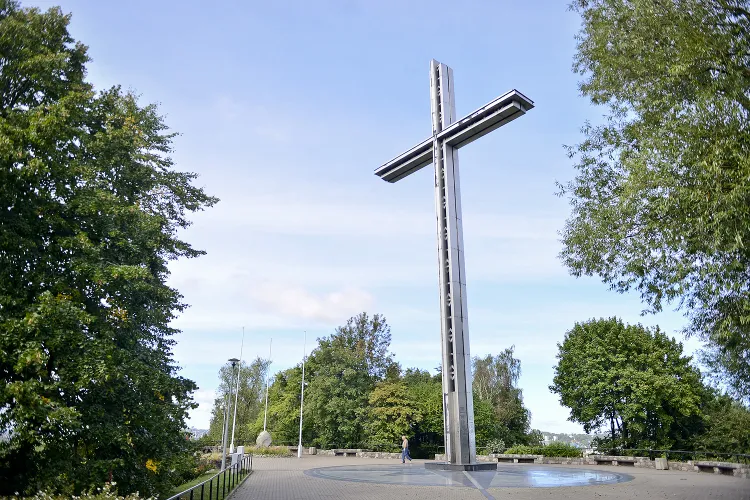 25-metrowy krzyż na Kamiennej Górze to jeden z symboli Gdyni. W dzisiejszym kształcie stoi na wzniesieniu już od 30 lat.