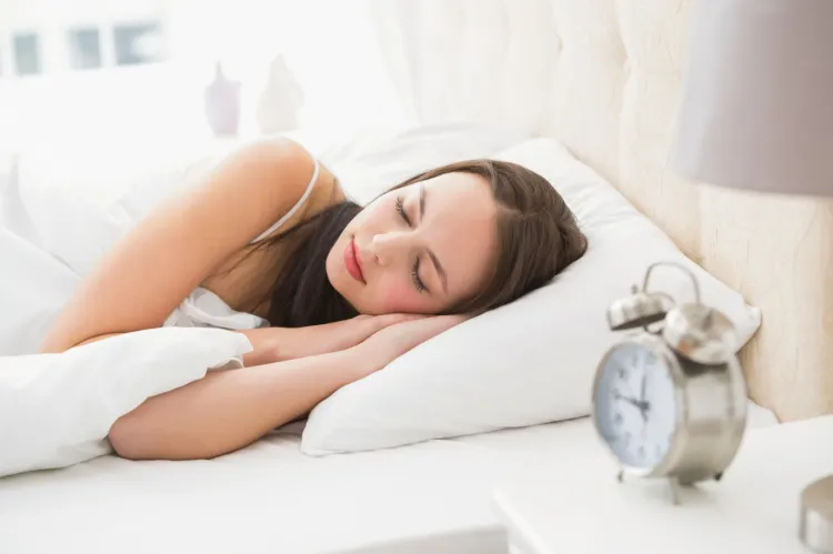 U osób odczuwających deficyt snu i zmęczenie ucięcie sobie drzemki w ciągu dnia jest korzystne. Taki odpoczynek powinien trwać od 5 do 20, maksymalnie 30 minut. 