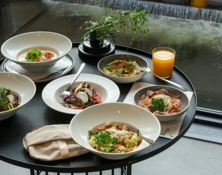 Coraz więcej restauracji czerpie z tradycji m.in. kuchni śródziemnomorskich i wprowadza sharing concept, czyli tzw. talerzyki.