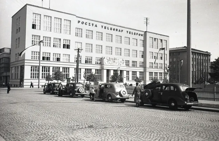 Budynek poczty przy ul. 10 Lutego po przebudowie zakończonej w 1937 roku. Fotografia wykonana przez Henryka Poddębskiego, została wykonana w tym samym roku. Ze zbiorów Muzeum Miasta Gdyni.