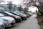 Samochody zaparkowane wzdłuż ulicy Łużyckiej oraz na parkingu przy pętli autobusowej 
