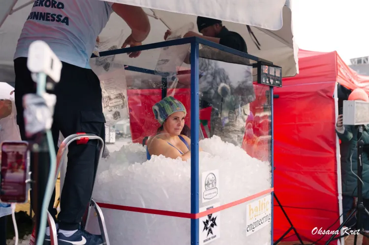 Katarzyna Jakubowska to już oficjalna rekordzistka Guinnessa. W skrzyni wypełnionej lodem spędziła ponad 3 godziny.