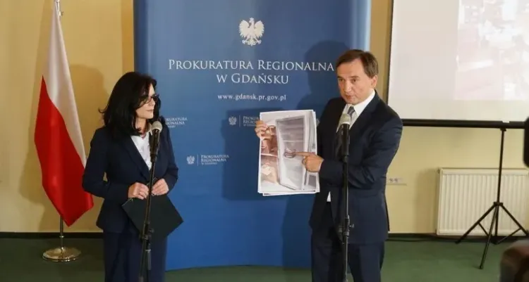 Szefowa Prokuratury Regionalnej w Gdańsku prok. Teresa Rutkowska-Szmydyńska i Zbigniew Ziobro na wspólnej konferencji prasowej.