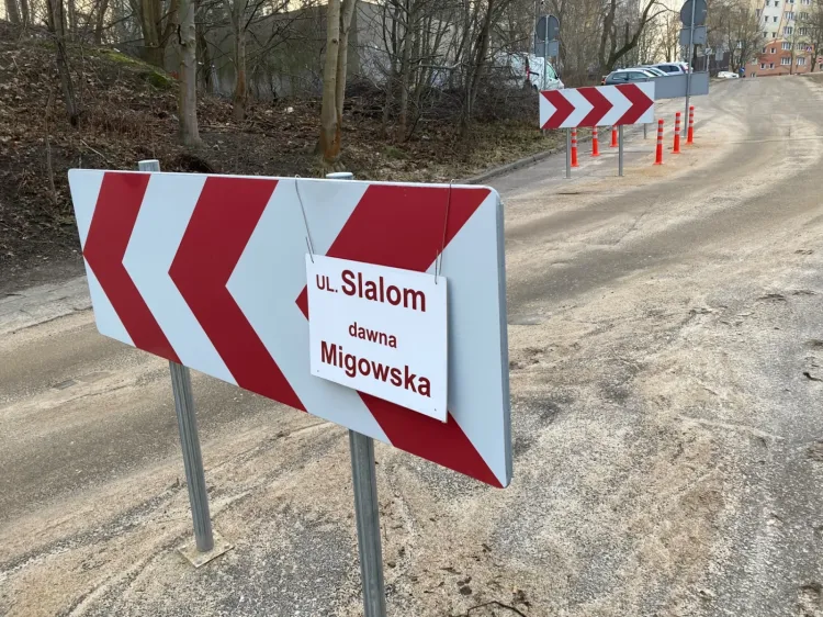 Tabliczka z rzekomo nową nazwą ulicy Migowskiej pojawiła się na ustawionej przez miasto szykanie, która ma na ulicy spowalniać ruch.