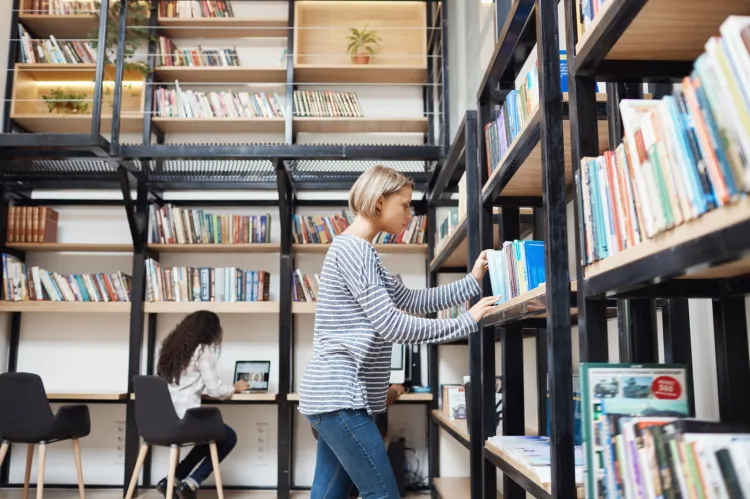 Współczesne biblioteki to nie tylko książki. Oprócz atrakcyjnego księgozbioru i dostępu do źródeł rzetelnej wiedzy oferują o wiele więcej.