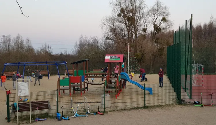 Domek ze zjeżdżalnią na placu zabaw służył najmłodszym użytkownikom od 2014 r. 