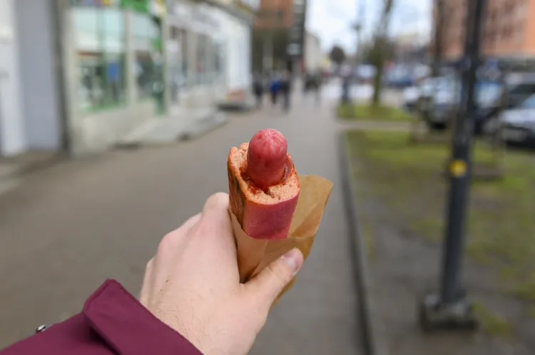Przetestowaliśmy nowego, walentynkowego hot doga z Żabki.
