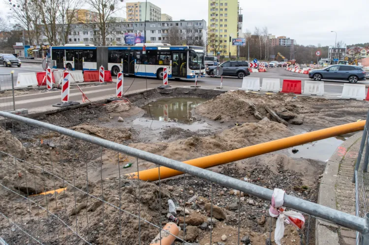 Gołym okiem widać, że do zakończenia przebudowy Chwarznieńskiej na Witominie jeszcze daleko. Władze Gdyni opóźnienia tłumaczą błędami w projekcie.