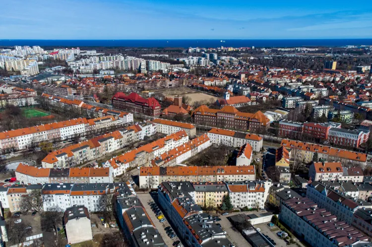 Obecnie w Serwisie Ogłoszeniowym Trojmiasto.pl znajdziemy kilkanaście tysięcy mieszkań wystawionych na sprzedaż. Warto skorzystać z pomocy pośredników, którzy wiedzą jak zwiększyć zainteresowanie nieruchomością. 