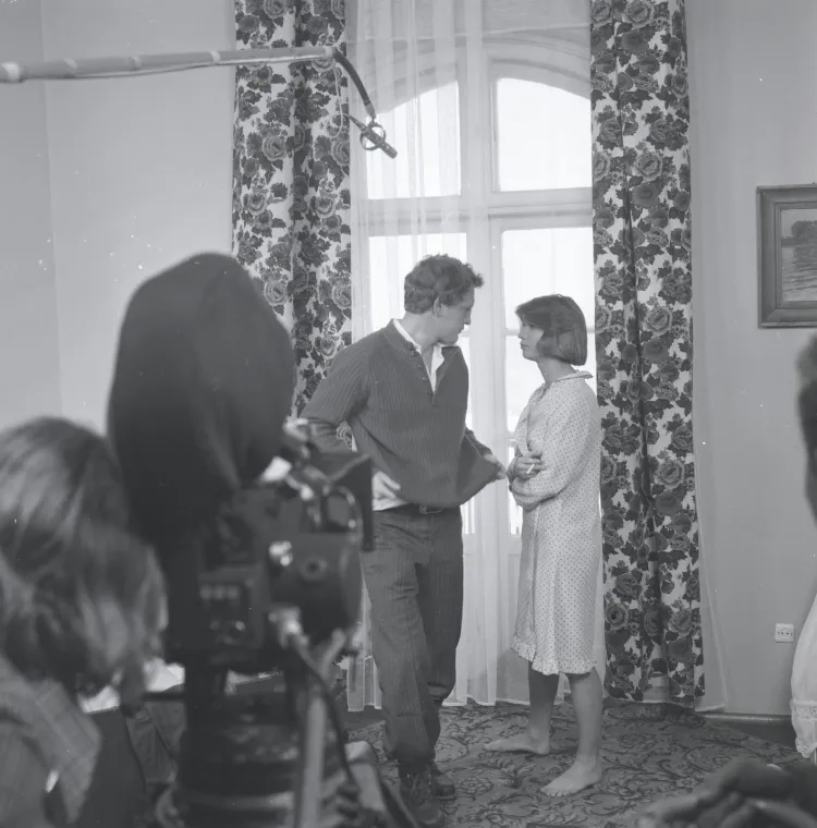 Pierwszy odcinek serialu "07 zgłoś się" rozgrywał się w Sopocie, m.in. w Grand Hotelu. Na zdjęciu: Bronisław Cieślak oraz Grażyna Wnuk.