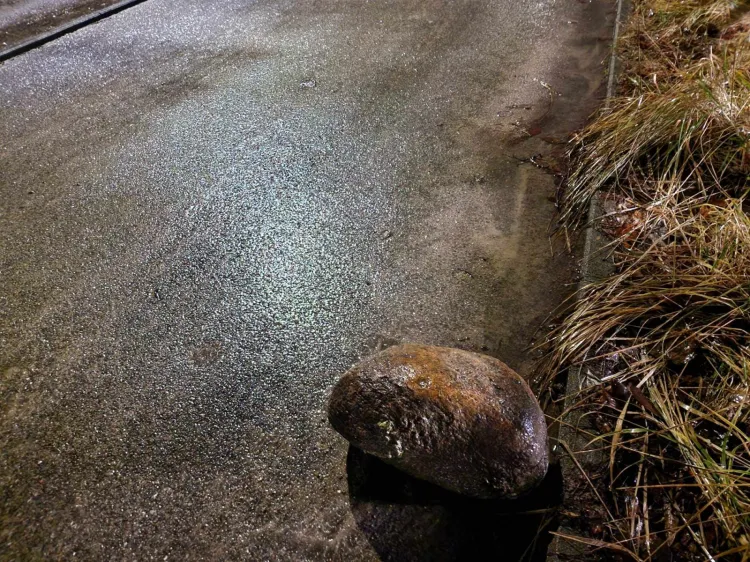 The stone that fell from the slope and flew across the bike path weighed about 30 kilograms.