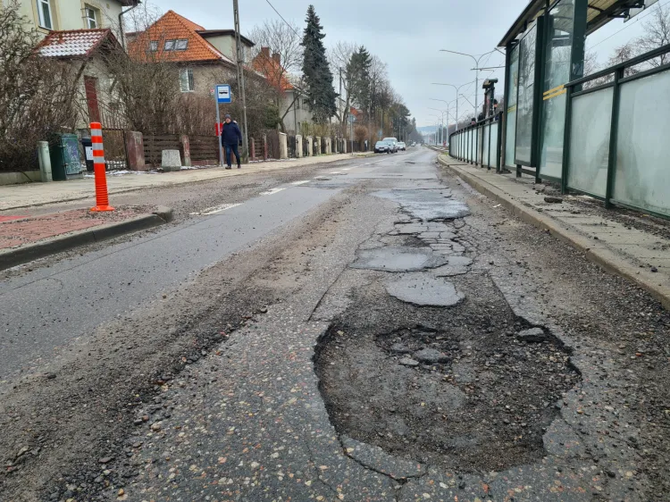 Za uszkodzenie auta, które najedzie na dziurę, miasto może wypłacić kierowcom odszkodowanie. Rocznie to ok. 180 spraw na łączną kwotę 400 tys. zł.