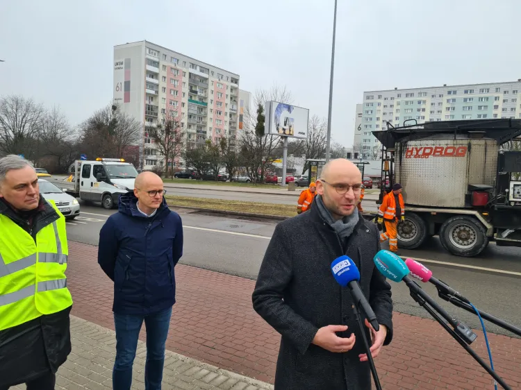 Wiceprezydent Piotr Kryszewski (przy mikrofonach) tłumaczył, że większa liczba ubytków to skutek kapryśnej i długiej zimy.