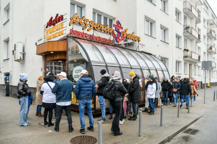 Ruch Gdynia Gotowa Na Zmiany rozdawał mieszkańcom Gdyni urodzinową pizzę przed restauracją Anker.