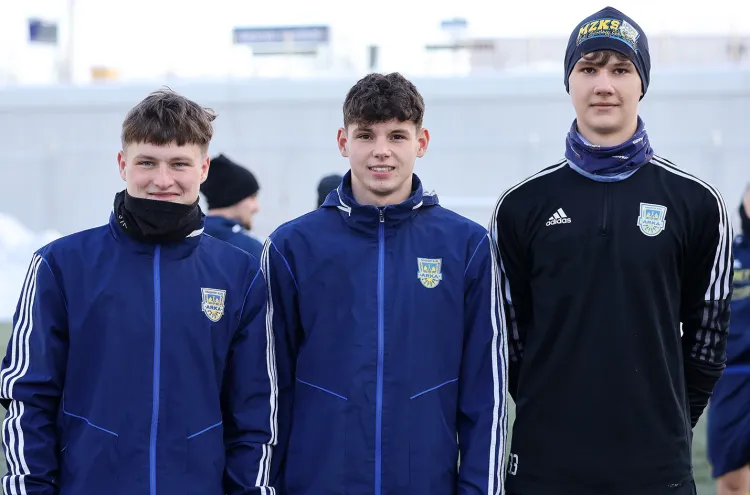 Od lewej: Adrian Jurkiewicz, Wołodymyr Weraszczuk i Mateusz Derc to młodzi piłkarze, który mają za sobą pierwsze zgrupowanie w seniorskim zespole Arki Gdynia.
