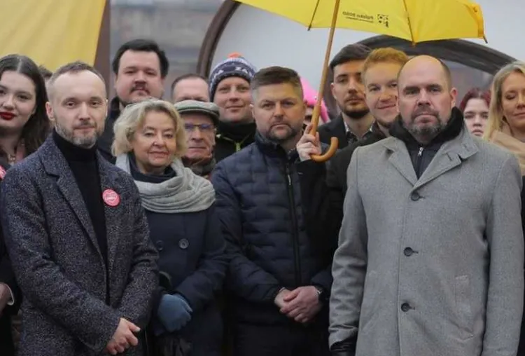 Wspólna Droga niebawem zdecyduje, kto zostanie jej kandydatem na prezydenta Gdańska. Na zdjęciu w pierwszym rzędzie obok siebie są wszystkie 4 osoby brane pod uwagę.  Maciej Goniszewski (pierwszy od prawej), obok niego Jacek Hołubowski, Jolanta Banach i Jędrzej Włodarczyk.