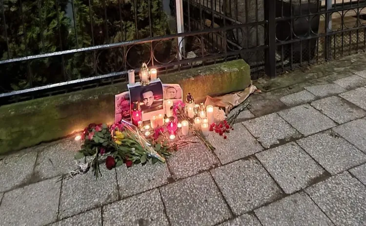 Kwiaty pojawiły się pod konsulatem w Gdańsku w hołdzie Aleksiejowi Nawalnemu.