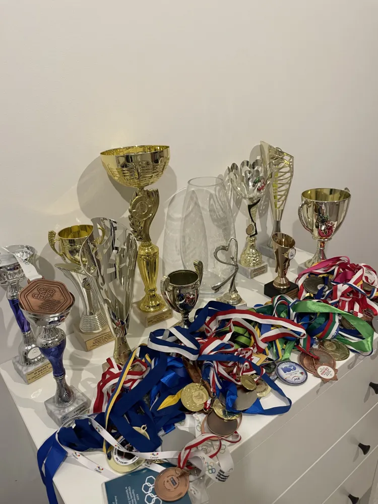 Kolekcja pucharów i medali wywalczonych przez Marikę.
