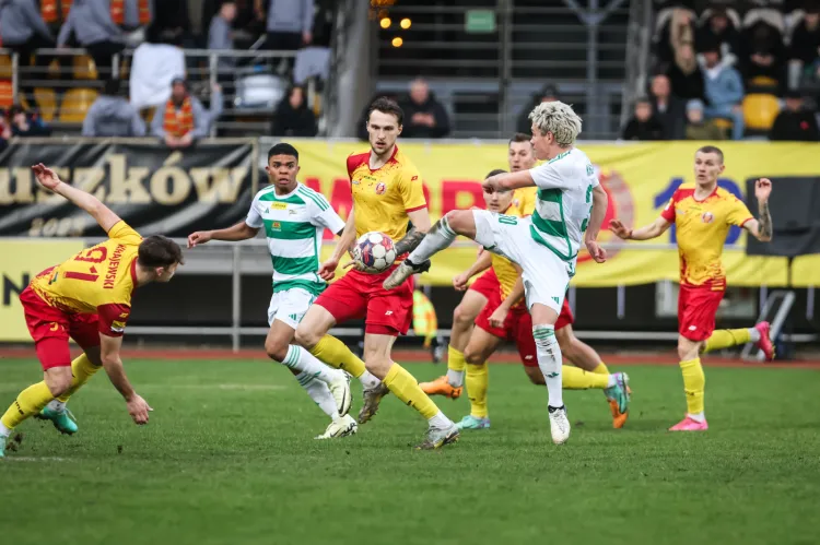 Maksym Chłań (na drugim planie) dwukrotnie kończył piękne akcje ładnymi golami dla Lechii Gdańsk w meczu ze Zniczem Pruszków.