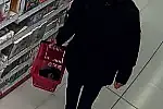 Policjanci poszukują złodzieja z drogerii. Przez miesiąc nie udało się go znaleźć.