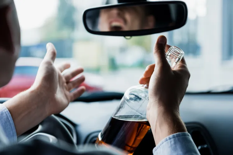 Osoby, które decydują się prowadzić auto po alkoholu, powinny mieć z tyłu głowy, że ich idiotyczna decyzja może mieć swój finał w więzieniu.