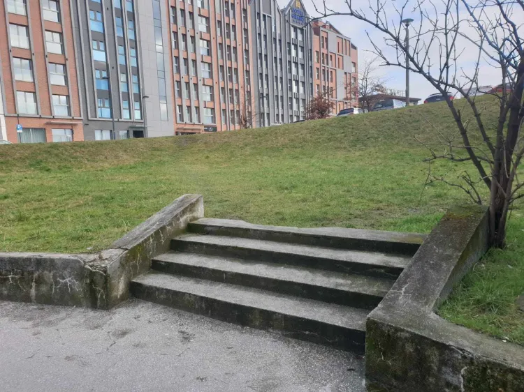 Kawałek schodów na trawę, kiedyś w tym miejscu była zabudowa. Okolice ul. Chmielnej w Gdańsku.