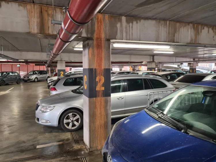Największe przecieki widać między 2 a 3 poziomem parkingu. 
