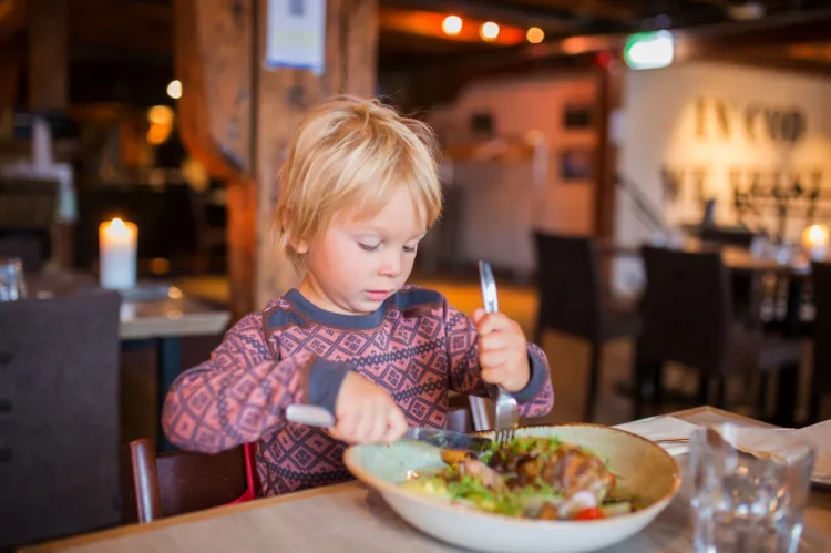Wystarczy kilka udogodnień, by wizyta z dzieckiem w restauracji mogła być przyjemnym doświadczeniem zarówno dla dzieci, jak i dla obsługi. 