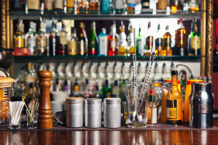 Z sopockiego baru dwaj mężczyźni ukradli 40 butelek alkoholu wartego ok. 3 tys. zł i dodatkowo 1 tys. zł w gotówce.