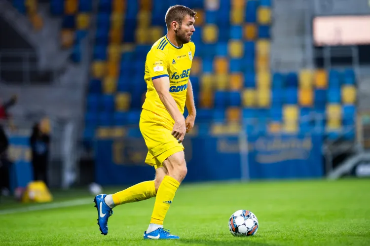 Bartosz Rymaniak po raz pierwszy w tym sezonie zagrał w IV-ligowych rezerwach Arki Gdynia. Doświadczony defensor wpisał się na listę strzelców i dał żółto-niebieskim ważne 3 punkty, które pozwoliły im na wydostanie z ostatniego miejsca.
