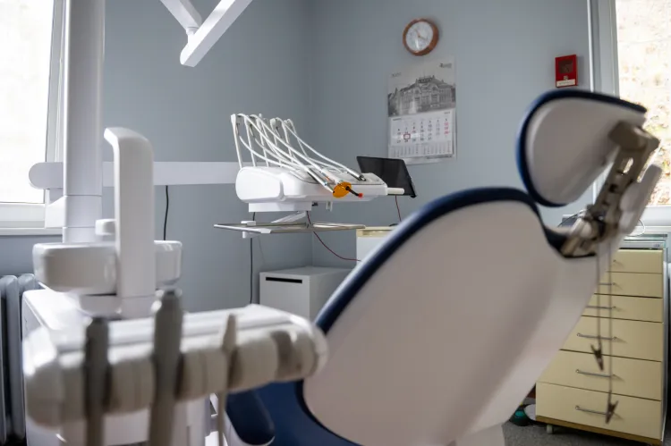 Jak dostać się na NFZ do dentysty?