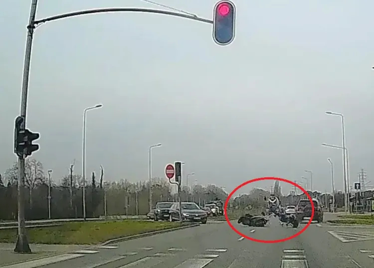 Według pierwszych ustaleń policji kierowca toyoty przejechał na czerwonym świetle i potrącił prawidłowo jadącego motocyklistę.