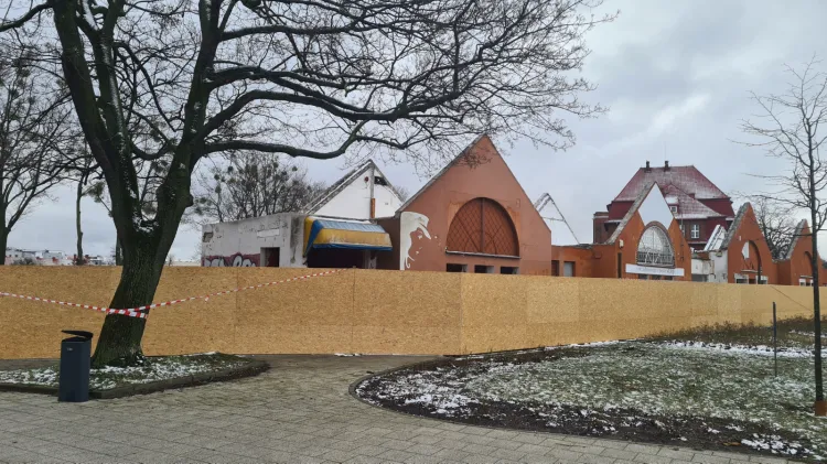 Trwa rozbiórka opuszczonych pawilonów na skrzyżowaniu al. Legionów i ul. Kościuszki we Wrzeszczu. W ich miejsce powstanie miejski basen. 