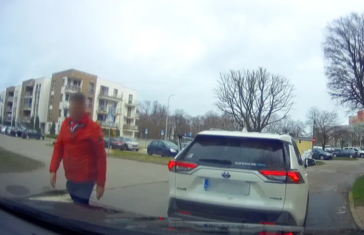Mężczyzna w pomarańczowej kurtce wysiadł ze swojego auta, podszedł do mnie i prysnął we mnie gazem. Po czym odjechał.