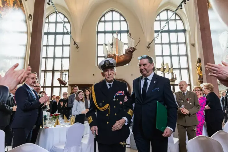 Komandor Roman Rakowski obchodził setne urodziny. Swoim bogatym życiorysem mógłby obdzielić wiele osób.