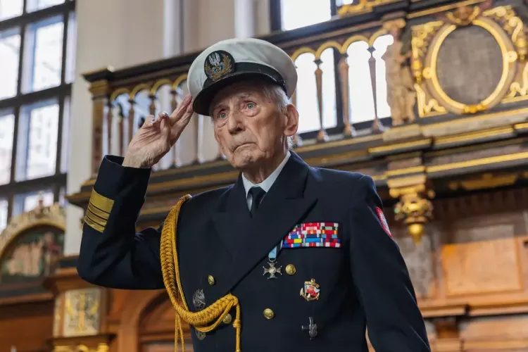Komandor Roman Rakowski obchodził setne urodziny. Swoim bogatym życiorysem mógłby obdzielić wiele osób.