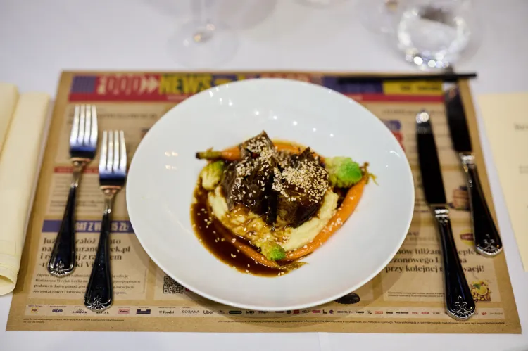Restaurant Week ponownie w Trójmieście. Na zdjęciu danie główne w restauracji Villa Eva: żebro wołowe z sosem demi-glace, purée chrzanowym i marchwią.