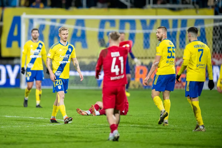 Arka Gdynia w przerwie reprezentacyjnej zamierza "oddać" piłkarzy do drużyny rezerw i Centralnej Ligi Juniorów.