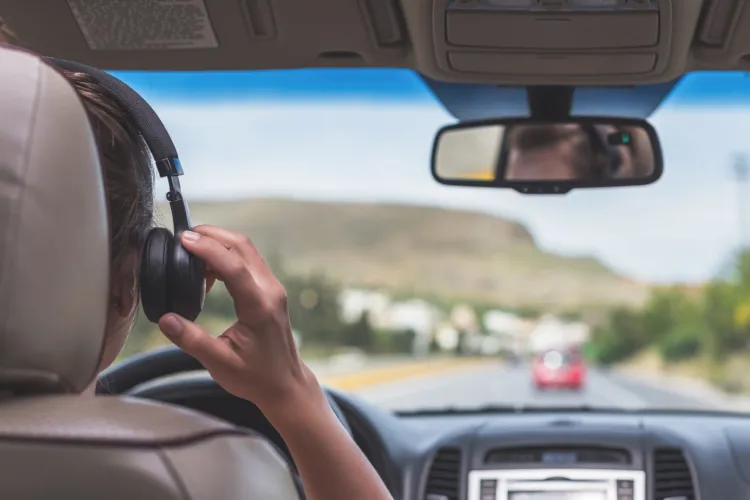 Czy kierujący korzystający ze słuchawek podczas jazdy będą surowo karani?