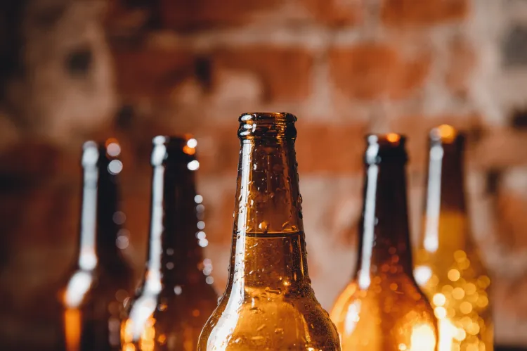 Projekt rozporządzenia podnosi wysokość kaucji za szklane butelki wielokrotnego użytku z 50 gr do 1 zł.